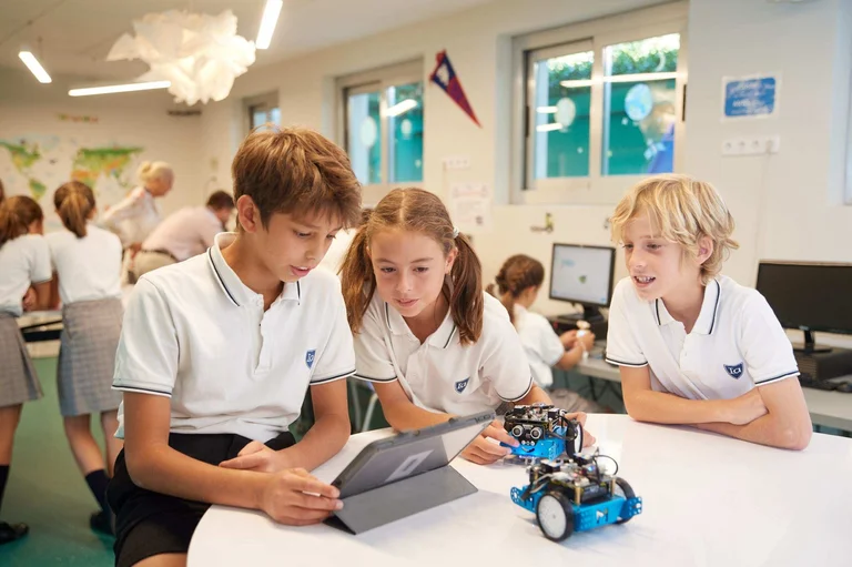 Children at the tablet with robots 