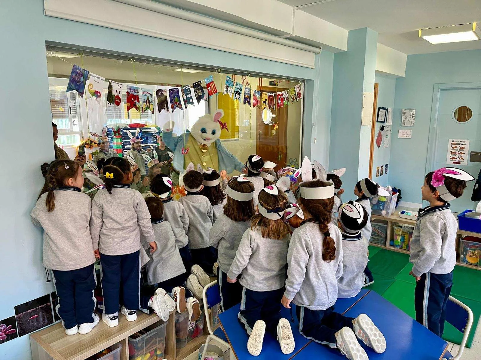 Ilusión y diversión en la visita sorpresa del Easter Bunny